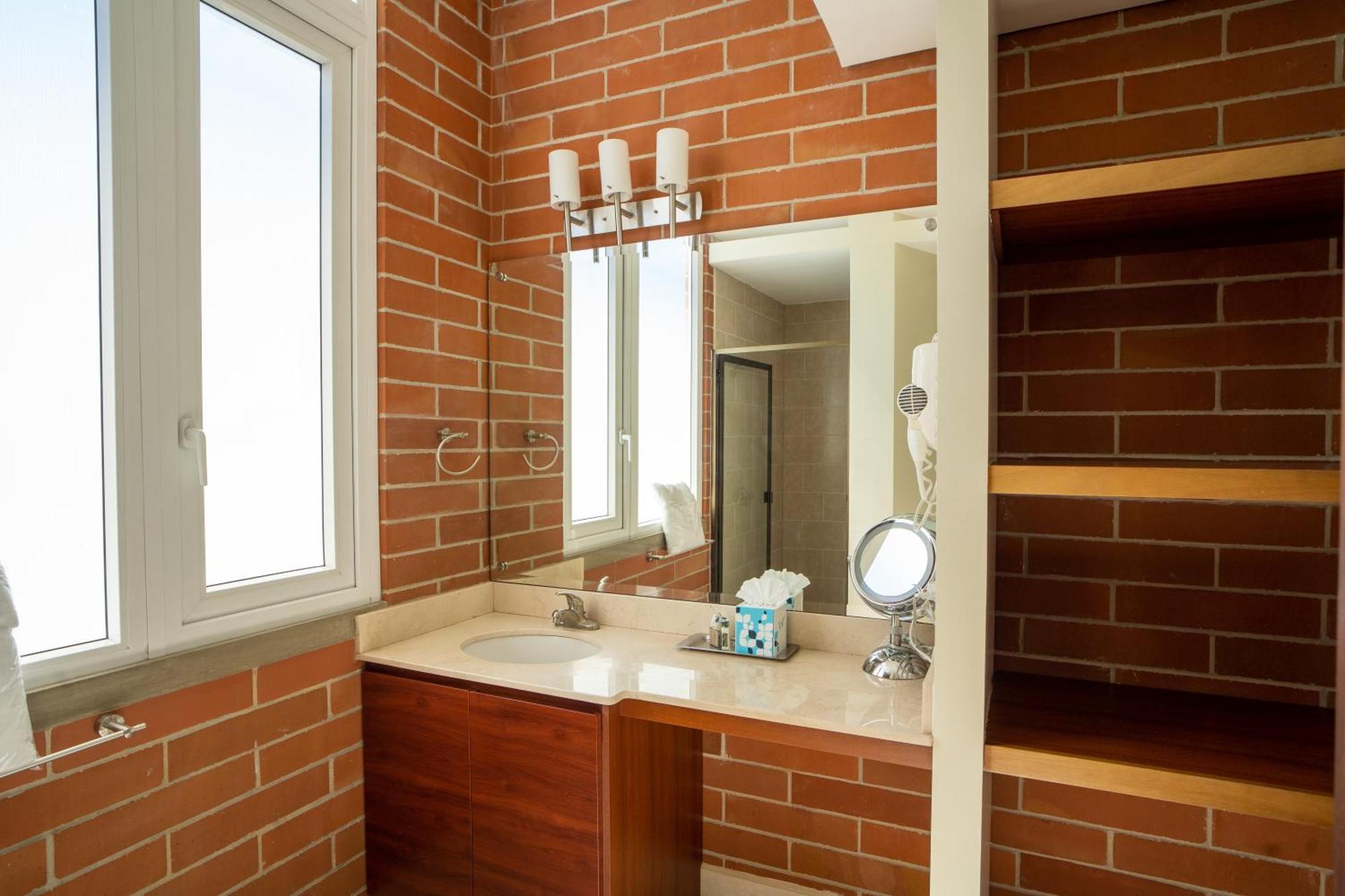 1 King Bed & 2 twin bed Family Suite